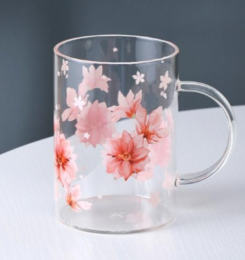 Igasuguseid kauneid klaasist tasse