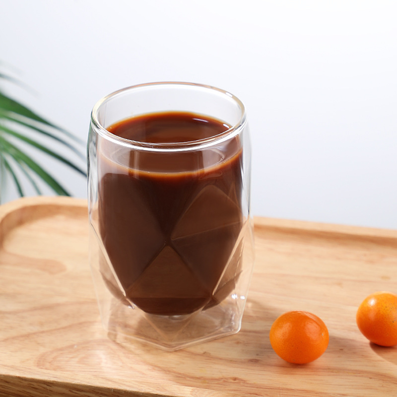 Lihtne kuumakindel topeltseinaga isoleeritud klaasist tass