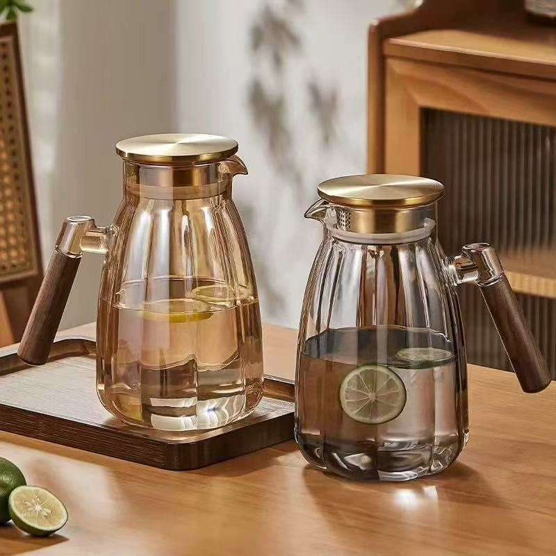 Pähkli käepidemega kõrvitsa veekann